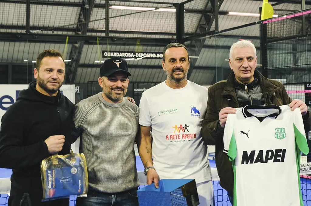 Il titolare di Pirigrif e il responsabile del centro sportivo Mammut premiano i vincitori con la maglia firmata del Sassuolo.