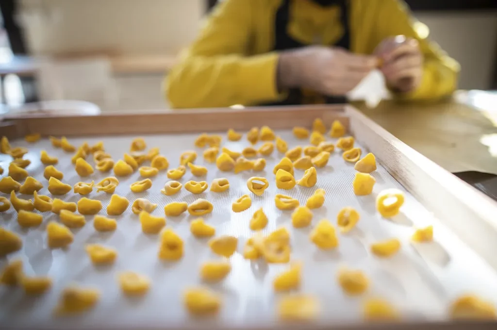 I tortellini fatti dai ragazzi del Tortellante lasciati a seccare prima del confezionamento.