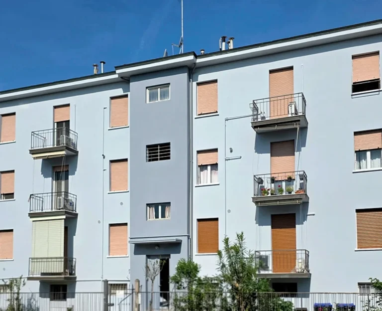 Facciata di un condominio a tre piani ristrutturato.